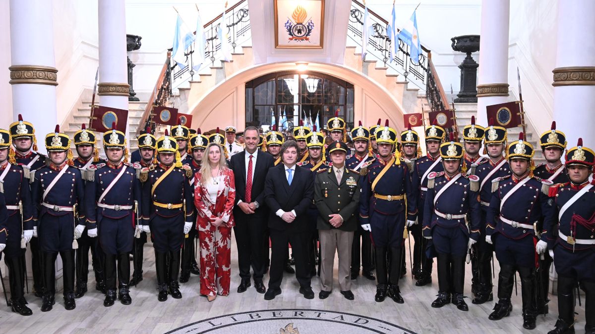 Javier Milei encabez� el acto por el 214� aniversario del Regimiento de Granaderos a Caballo acompa�ado de Manuel Adorni