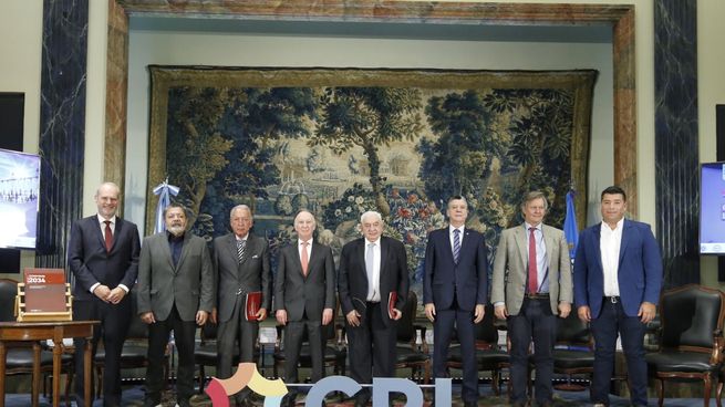 DE IZQUIERDA A DERECHA: Javier Bolzico (ADEBA), Gerardo Martínez (UOCRA), Daniel Funes de Rioja (UIA), Gustavo Weiss (CAMARCO), Adelmo Gabbi (BCBA), Natalio Mario Grinman (CAC), Marcos Pereda (SRA) y Cristian Jerónimo (CGT).