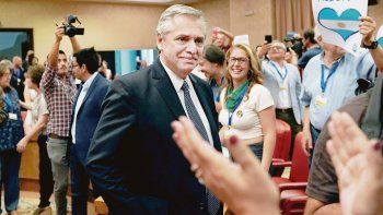 Petróleo. No tiene sentido tener petróleo si para extraerlo hay que dejar que las multinacionales vengan y se lo lleven, dijo ayer Alberto Fernández en la conferencia de prensa que dio en Madrid.