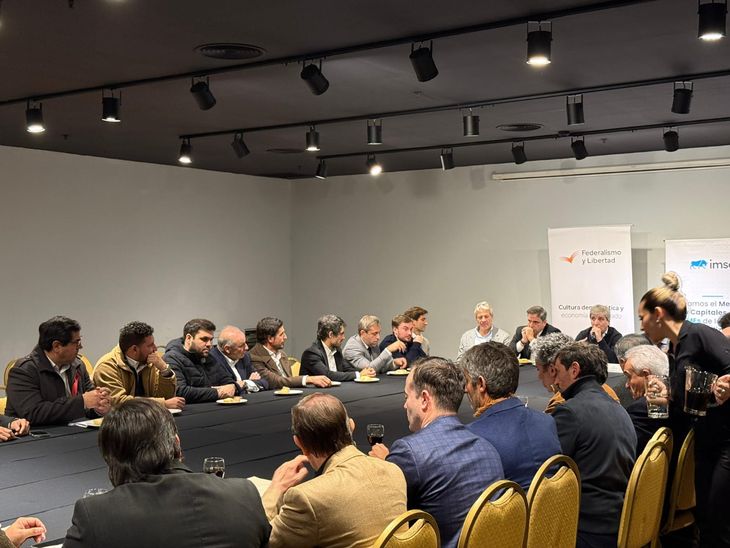 El almuerzo de Caputo con la Fundación Federalismo y Libertad y la dirigencia de LLA El almuerzo de Caputo con la Fundación Federalismo y Libertad y la dirigencia de LLA