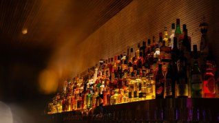 La coctelería acompaña el concepto general con una carta organizada por “senderos”, que funcionan como ejes narrativos y sensoriales. La coctelería acompaña el concepto general con una carta organizada por “senderos”, que funcionan como ejes narrativos y sensoriales.