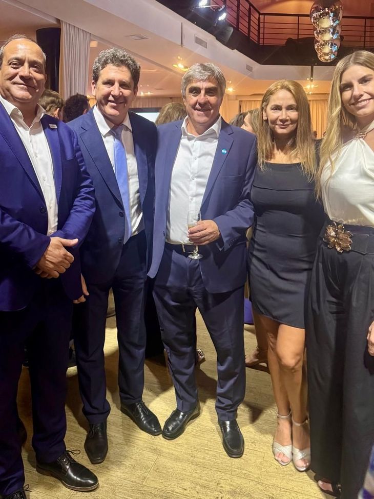 El presidente de CAEM, Roberto Cacciola, con directivos y consultoras mineras durante el cóctel de fin de año de la minería en Madero Tango. El presidente de CAEM, Roberto Cacciola, con directivos y consultoras mineras durante el cóctel de fin de año de la minería en Madero Tango.