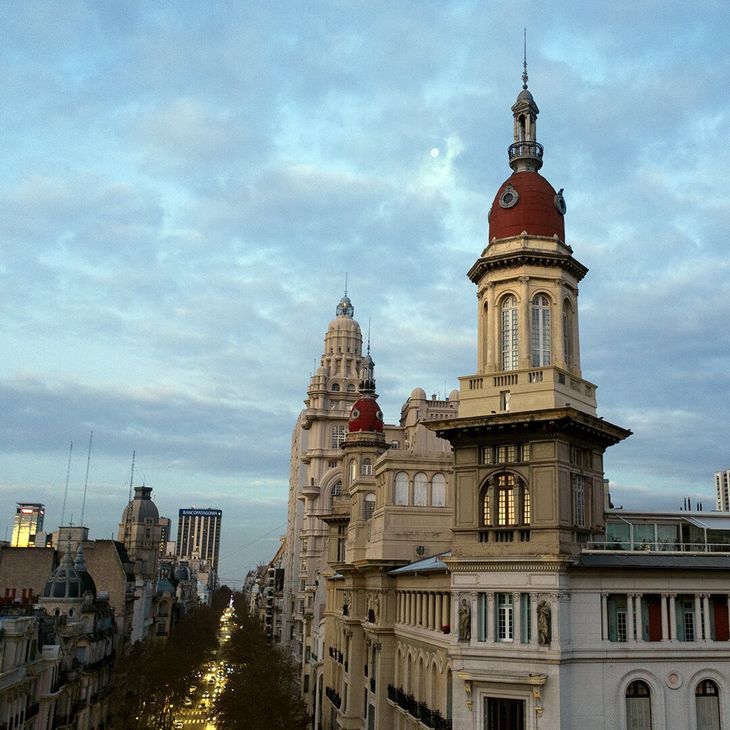 Cúpulas emblemáticas de La Inmobiaria y cerca la del Palacio Barolo Cúpulas emblemáticas de La Inmobiaria y cerca la del Palacio Barolo