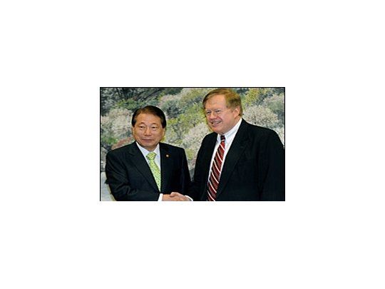 El enviado especial de EE.UU. a Corea del Sur, Robert King y el ministro de Exteriores surcoreano, Yu Myung-Hwan.