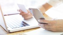 ámbito.com | mujer-que-usa-computadora-portatil-telefono-movil-compras-linea-ya-paga-tarjeta-credito-cuadro-centra-mano-mujer-uso-luz-solar-brillante-caliente-sentirse-comodo.jpg