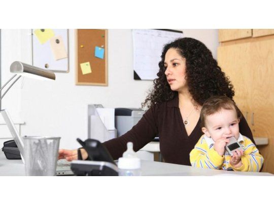 Según informe, la maternidad es el principal factor que afecta la igualdad de género
