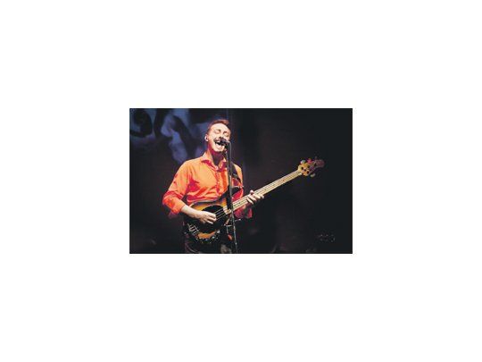 Acompañándose sólo con sus guitarras, bajos y un teclado, Aznar lleva hasta las últimas consecuencias un criterio estético que busca mostrar las canciones casi en su esencia, en un show impecable de principio a fin.