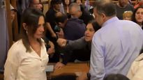 Clarissa Armando fue agredida por personas afines al oficialismo al finalizar la sesión por el Presupuesto.
