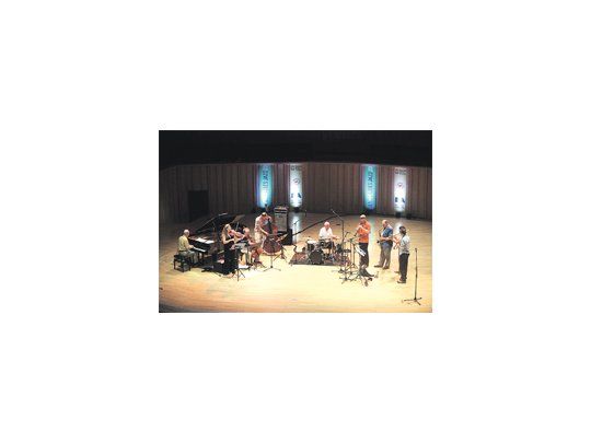 Aunque no siempre regular en los resultados, la ICP Orchestra muestra una suma de elementos siempre valiosos en una agrupación musical: búsqueda constante y una saludable intención de entretener.