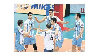 Los argentinos festejan el triunfo ante Cuba; fue el tercero del seleccionado en su participación en el Mundial de Japón.