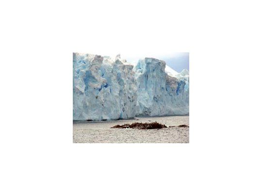 «Hielos míticos» combina adecuadamente la historia del general Hernán Pujato y otros pioneros de la exploración con la de la presencia argentina en la Antártida y la del último viaje del rompehielos Alte. Irízar.