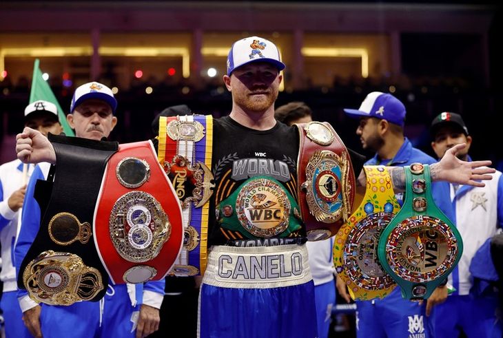 With this victory, Canelo, 34, reunites the four belts of the category: FIB, CMB (World Boxing Council), AMB (World Boxing Association) and OMB (World Boxing Organization). Photo: Reuters. With this victory, Canelo, 34, reunites the four belts of the category: FIB, CMB (World Boxing Council), AMB (World Boxing Association) and OMB (World Boxing Organization). Photo: Reuters.