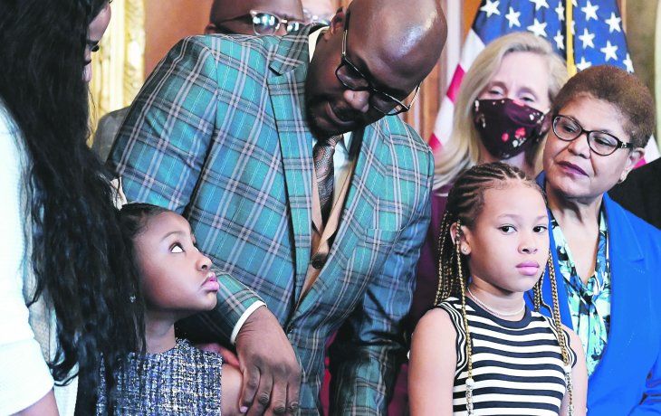 TESTIMONIO. La familia de George Floyd visitó ayer el Congreso de Estados Unidos y al presidente, Joe Biden, para reiterar su reclamo de que la brutalidad, el gatillo fácil y el racismo en las fuerzas policiales se aborde de una vez con legislación federal.