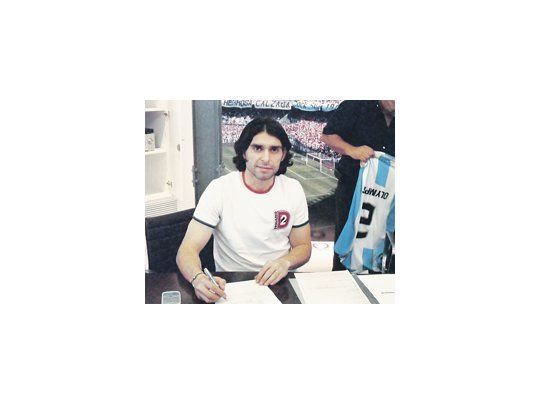 Roberto Ayala cuando firmó como jugador de Racing para terminar su carrera. Ayer se repitió la escena, pero esta vez como mánager.