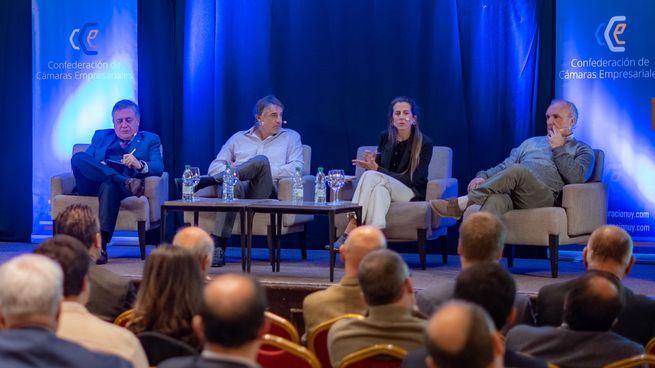 Omar Paganini, ministro de Industria Energía y Minería; Nicolás Jodal, CEO de Genexus; Ximena Somer, directora ejecutiva y co-fundadora de Anima; y Richard Read, exdirigente sindical.