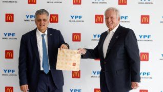 YPF y McDonalds. La unión de ambas marcas busca así construir una nueva etapa en el vínculo entre energía, movilidad y consumo masivo, con una red de estaciones que apunta a convertirse en un nuevo centro de servicios para los argentinos. YPF y McDonalds. La unión de ambas marcas busca así construir una nueva etapa en el vínculo entre energía, movilidad y consumo masivo, con una red de estaciones que apunta a convertirse en un nuevo centro de servicios para los argentinos.