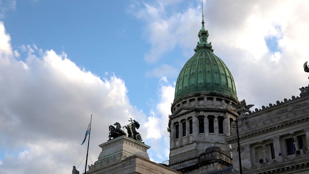 Markets: Operators are concerned about a possible rejection of the DNU that enables debt swaps