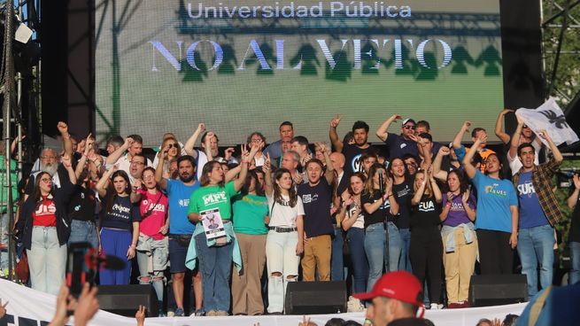 Estudiantes y autoridades universitarias reclamaron más fondos para superar la crisis presupuestaria viven.