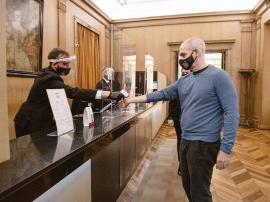Virus. Horacio R. Larreta y el secretario de Relaciones Internacionales, Fernando Straface, ayer visitaron un hotel de Retiro, para supervisar el cumplimiento de protocolos.