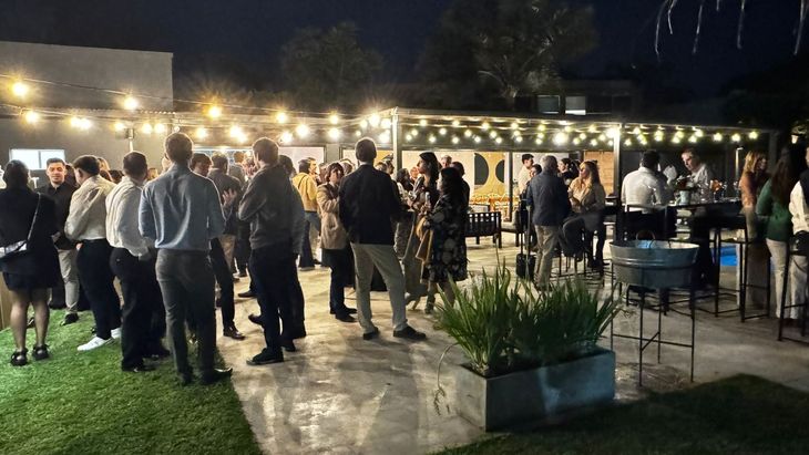 Una quinta del norte del conurbano fue el escenario del cóctel de fin de año de Proficio Investment. Una quinta del norte del conurbano fue el escenario del cóctel de fin de año de Proficio Investment.
