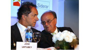 ámbito.com | El Gobernador bonaerense, Daniel Scioli, junto al presidente de la UIA, José Ignacio de Mendiguren, durante el acto de apertura de la 18va Conferencia Industrial Argentina.