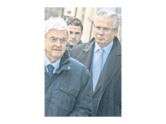 Baltasar Garzón camina junto a su abogado durante la última jornada del primer juicio en su contra. Otra vez fue respaldado por una manifestación a las puertas del Tribunal Supremo en Madrid. Según sus defensores, es víctima de una persecución política.