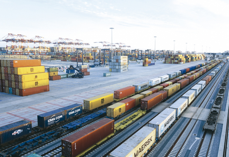 Open access implies that an operator can transfer a container from the port to the Railroad trunk network without changing transport means, paying a fee for the use of the tracks. As if it were a route.