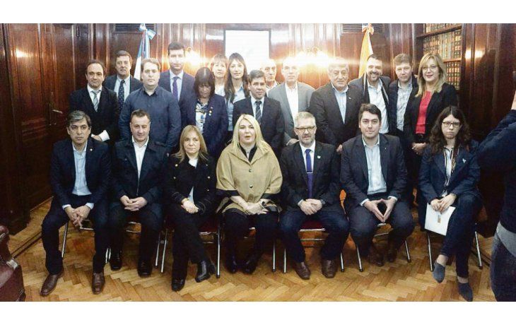 Alineados. Bertone logró respaldo político a su pulseada por Malvinas.