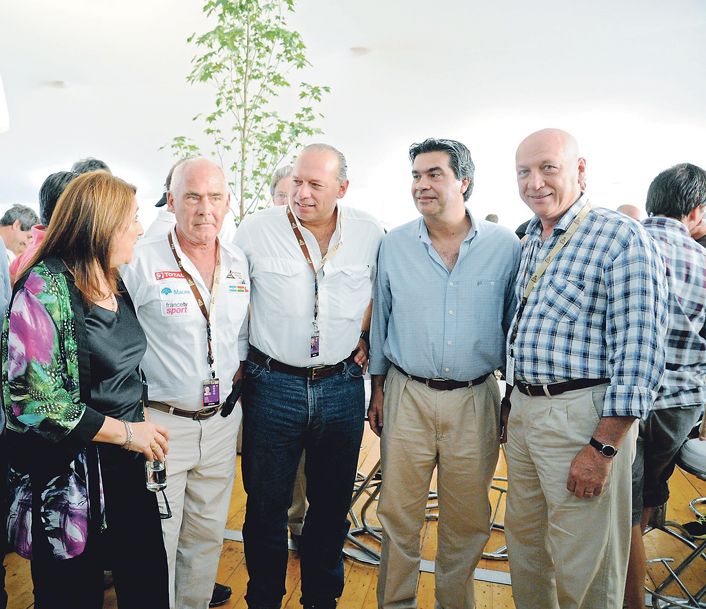 La largada simbólica en Rosario del Dakar reunió a Mónica Fein (intendenta), Enrique Meyer (Turismo), Sergio Berni (Seguridad), Jorge Capitanich y al gobernador de Santa Fe, Antonio Bonfatti.
