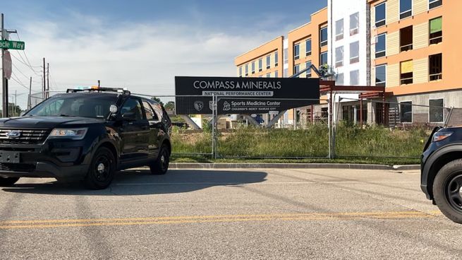Más de 20 patrulleros y 15 motos policiales escoltan cada movimiento del plantel de Lionel Scaloni.