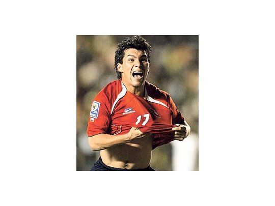 Gary Medel, festejando un gol con la camiseta de la selección chilena. En Independiente esperan que se recupere pronto de su lesión en la cadera y pueda ser clave en el equipo de Santoro.