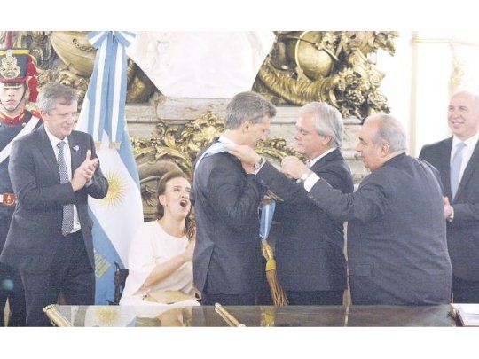 Federico Pinedo cuidó ayer al milímetro los gestos en la puesta de la banda presidencial a Mauricio Macri y la entrega del bastón de mando. En medio de la euforia del Salón Blanco, Gabriela Michetti y Emilio Monzó  festejaban.Federico Pinedo cuidó ayer al milímetro los gestos en la puesta de la banda presidencial a Mauricio Macri y la entrega del bastón de mando. En medio de la euforia del Salón Blanco, Gabriela Michetti y Emilio Monzó  festejaban.Federico Pinedo cuidó ayer al milímetro los