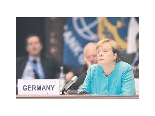 en otra cosa. Angela Merkel romperá hoy con una tradición de la política alemana y comentará asuntos domésticos desde el exterior, en este caso China. El ascenso de la ultraderecha pone en crisis su Gobierno.