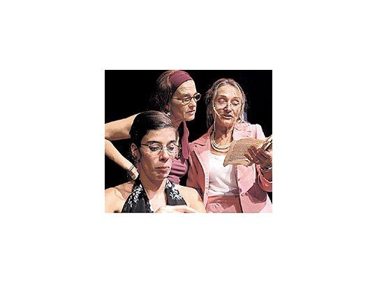 Marta Lubos y Elvira Onetto en «Budín inglés. Sobre la vidade cuatro lectores porteños», de Mariana Chaud.