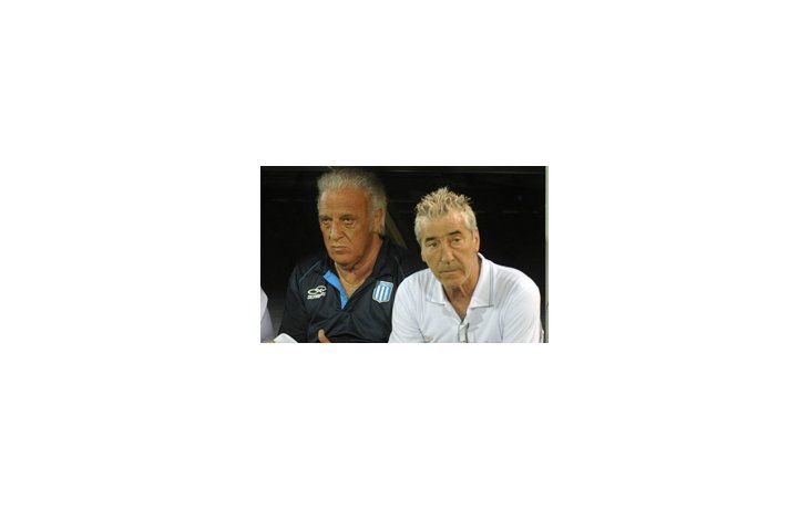 Basile y el Panadero Díaz. Racing por momentos mostró gran conexión entre las líneas.