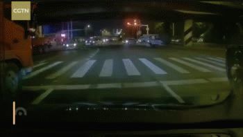 el momento en el que se desploma un puente de una autopista en china