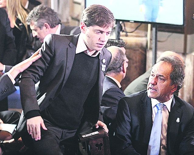 Fraternidad en la Catedral bajo el mando francisquista: buscan asiento Axel Kicillof -hoy parte a París con misión financiera- y Daniel Scioli, quien recibió en la semana autorización para colocar bonos afuera.