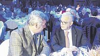 postales. Nicolás Pino y Julián Domínguez en la última cena de éste como ministro.&nbsp;