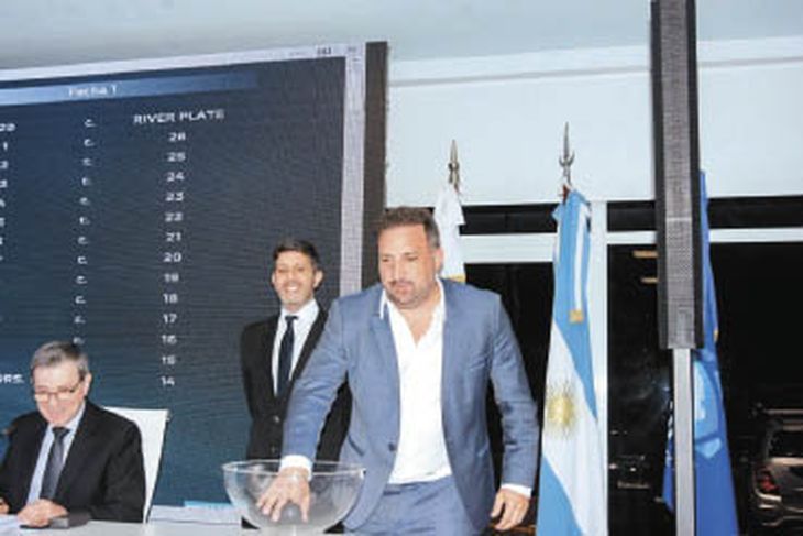 bolilla. Cristian Malaspina, presidente de Argentinos, durante el sorteo.