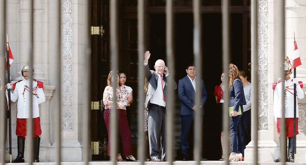 DESPEDIDA. Pedro Pablo Kuczynski se despide de sus colaboradores en la puerta del palacio de Gobierno.
