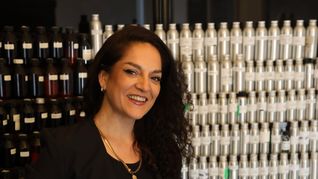 Nina Lamaison, creó la Asociación Civil de Perfumistas Independientes de Iberoamérica (ACIPI). Nina Lamaison, creó la Asociación Civil de Perfumistas Independientes de Iberoamérica (ACIPI).