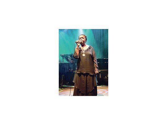Cesária Évora, la artista de Cabo Verde, saltó de los pequeños espacios como La Trastienda a su primer Luna Park.