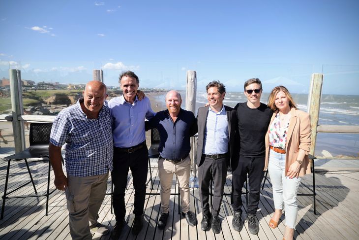 Axel Kicillof, acompañado por funcionarios bonaerense en su primera conferencia de prensa del verano. Axel Kicillof, acompañado por funcionarios bonaerense en su primera conferencia de prensa del verano.