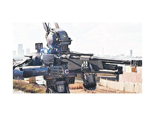 “Chappie” es un robot policial con el chip alterado para desarrollar una conciencia propia. La película que protagoniza sólo tiene aciertos parciales.