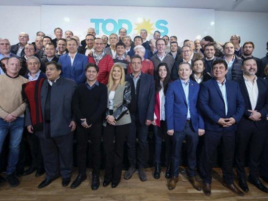 Foto de unidad. Kicillof se mostró junto a Massa e intendentes bonaerenses del PJ.