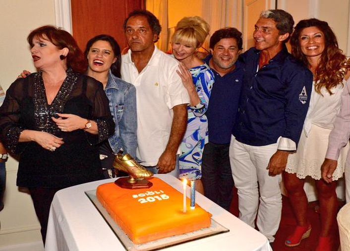 Al momento de soplar las velitas, Scioli se rodeó de Lucía Galán, su hija Lorena, Karina Rabolini, Lautaro Mauro, su hermano Pepe y su mujer María Pinto.