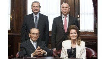 Úlitma foto de familia de la Corte Suprema con cuatro miembros.