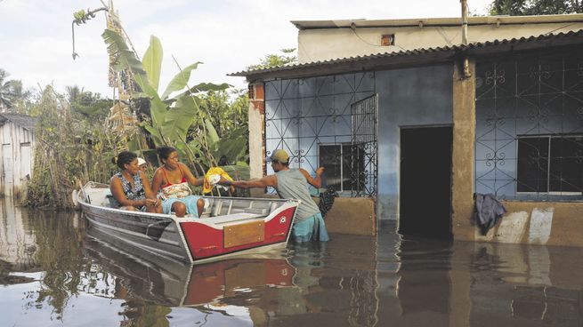 DAÑO. Sambaituba in Ilheus fue uno de los pueblos castigados por la tormentas de principios de diciembre. Muchas familias perdieron todo. En medio de la crisis, Jair Bolsonaro participó de un evento como piloto.
