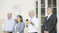 verano. Horacio Rodríguez Larreta, Felipe Miguel y entre otros funcionarios porteños Waldo Wolff, ayer en una escuela de la Ciudad de Buenos Aires donde se realizan actividades de verano.
