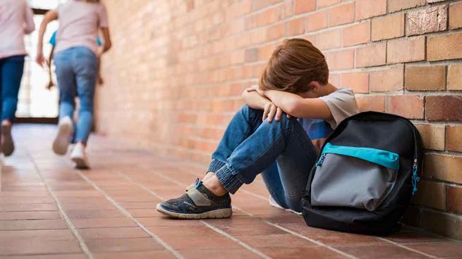 La fobia escolar puede generar síntomas físicos y emocionales en niños y adolescentes.